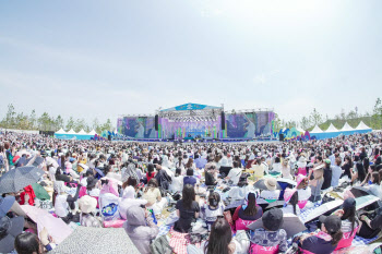 하이브 음악 축제 '위버스콘 페스티벌'에 2만 관객 운집