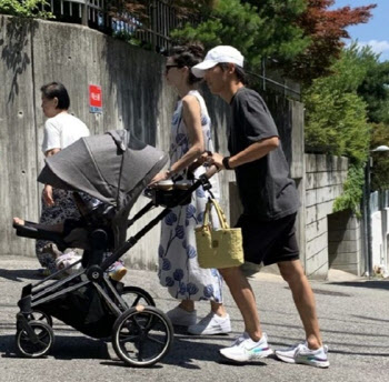 '케이티♥' 송중기, 아들바보 근황 공개…유모차도 관심