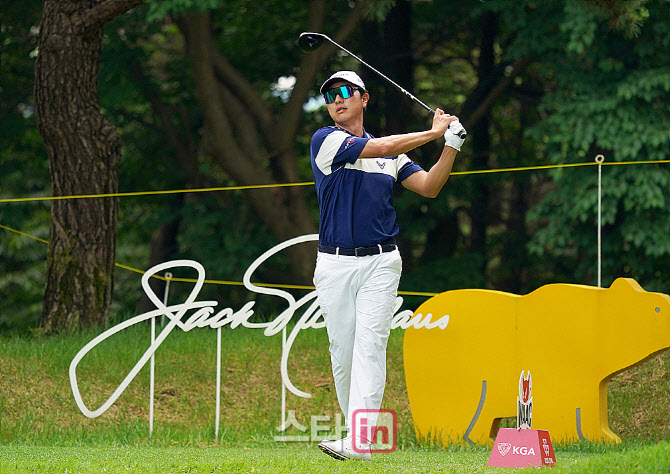  타구 바라보는 배상문                                                                                                                                                                             