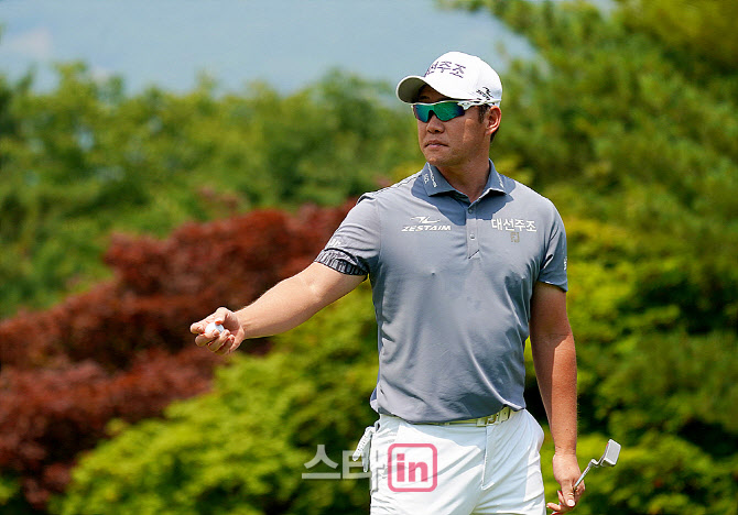  강경남 '노련한 경기운영으로 선두를 달리다'                                                                                                                                             