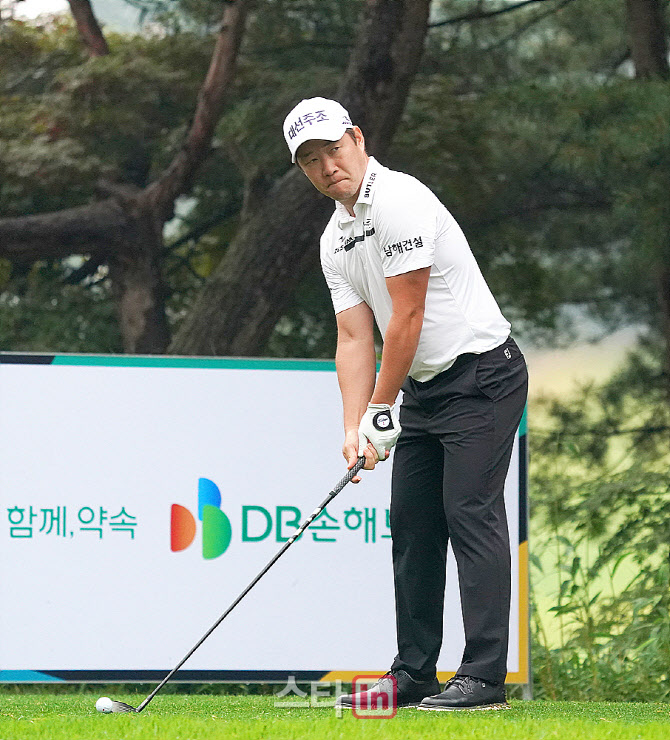  강경남 '비가 많이 온다, 침착하자'                                                                                                                                                      