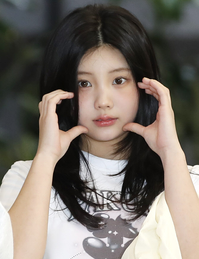 아일릿 원희, 볼 하트 요정                                                                                                                                                                               