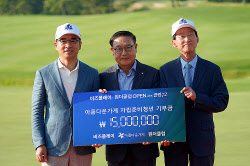 [포토] 기부금 전달하는 비즈플레이 김홍기 부회장과 원더클럽 조태석 대표