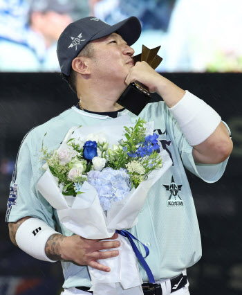 '리빙 레전드' 최형우, 역대 최고령 올스타전 MVP...황성빈, 퍼포먼스상