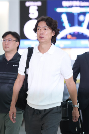 홍명보 축구대표팀 감독 공항 도착