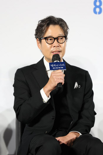 '행복의 나라' 유재명 "합수부장 전 장군 위해 실제 머리 면도…가족도 놀라"