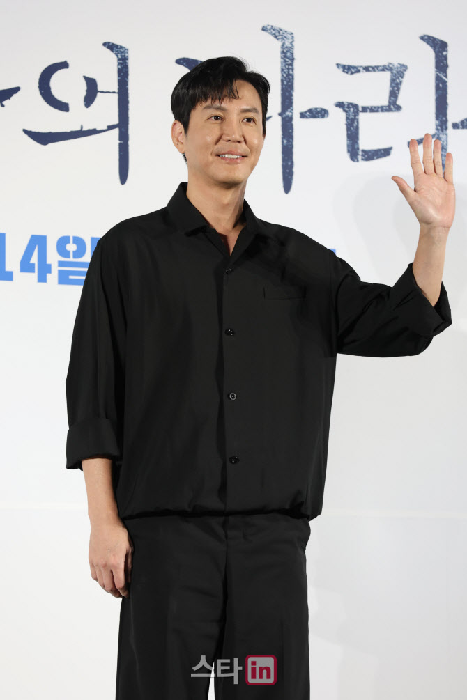 포즈 취하는 배우 최원영                                                                                                                                                                           