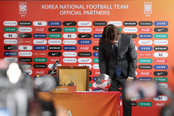 90도 고개 숙인 홍명보 “개인 욕심 아냐…한국 축구 위해 앞만 보겠다”