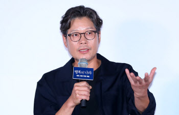 '행복의 나라' 유재명 "故 이선균 떠올라 힘들었지만…이 영화로 그를 다시 찾아볼 듯"