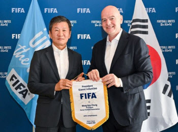 ‘40년 만에 올림픽 탈락’ 정몽규 회장, 파리서 FIFA 회장 만났다 