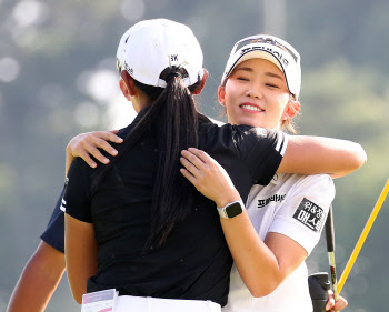 연장전 경쟁자 박보겸과 포옹하는 배소현