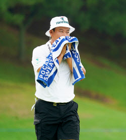 [포토] 함정우 &apos;가만히 서 있어도 땀이 줄줄&apos;