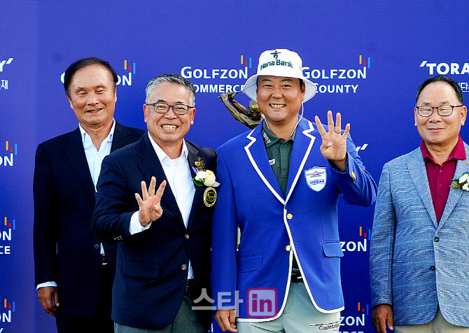  함정우 '김원섭 회장으로부터 우승자켓'                                                                                                                                                  