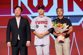 'LG트윈스 1차 신인' 김영우, 25일 홈경기 시구 던진다