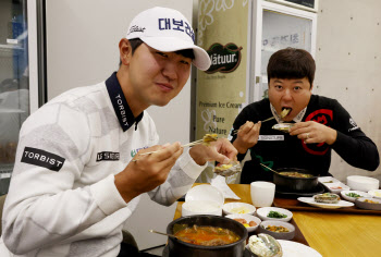 최경주의 끝없는 후배 사랑..고향서 가져온 전복 돌려