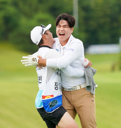 [포토] 장유빈 &apos;연장 첫홀에서 버디 잡아내며 캐디형과 격한 포옹&apos;