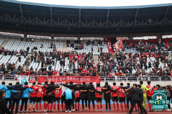 프로축구연맹, ‘관중 이물질 투척’ 부천에 응원석 폐쇄·제재금