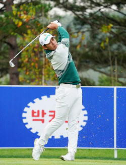 [포토] 문도엽 &apos;버디만 8개 잡고 선두에&apos;