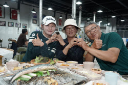 [포토]정수빈,컷 통과 기념 회식은 여기죠                                                                                                                                                                 