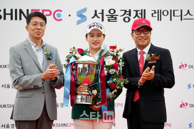 지한솔,우승 축하 받으며                                                                                                                                                                           