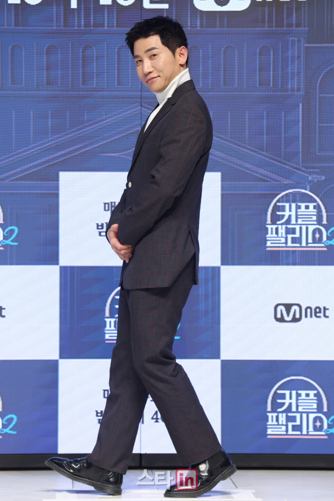 포즈 취하는 유세윤                                                                                                                                                                                