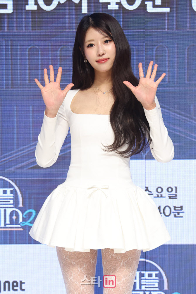 포즈 취하는 이미주                                                                                                                                                                                