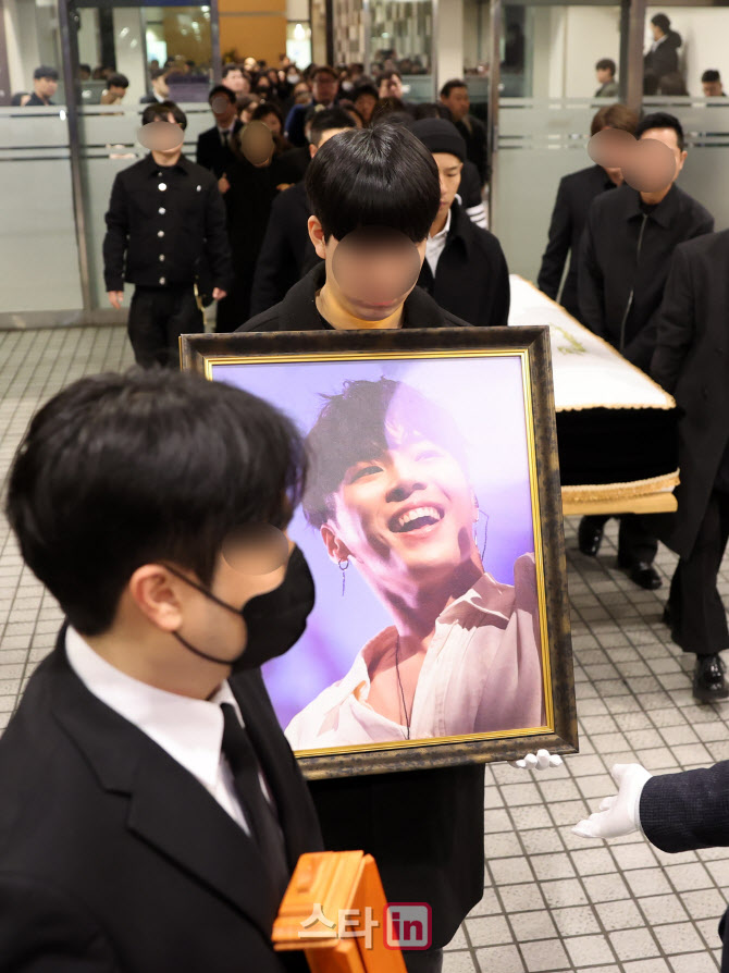 故 가수 휘성, 동료·팬 눈물 속 발인                                                                                                                                                               