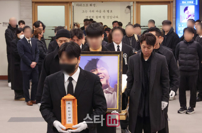가수 휘성 발인...유족·지인 배웅 속 영면하다                                                                                                                                                      