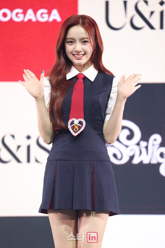 엘리시아, 주변을 환하게 비추는 미소                                                                                                                                                               