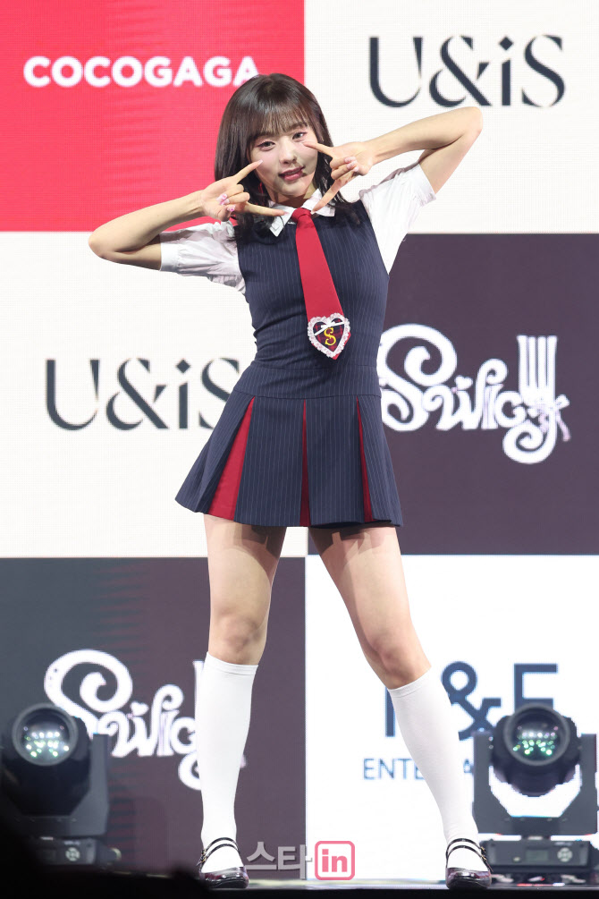 포즈 취하는 '유니스 리더' 진현주                                                                                                                                                        