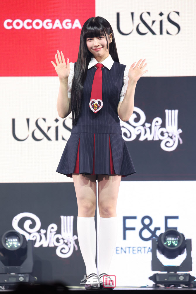 포즈 취하는 나나                                                                                                                                                                                  