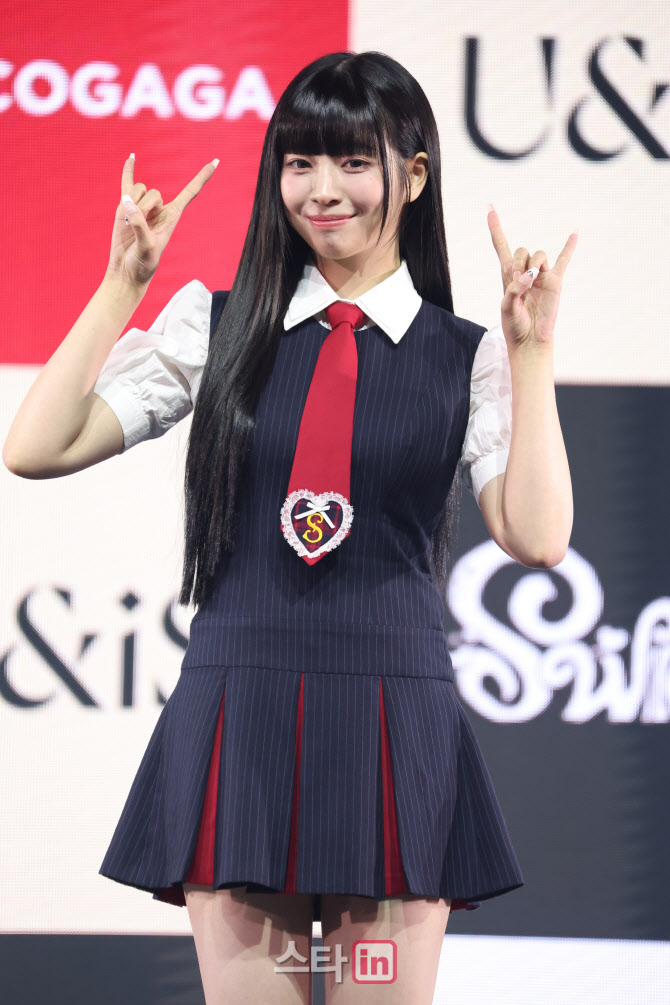 유니스 나나, 귀엽게~                                                                                                                                                                              