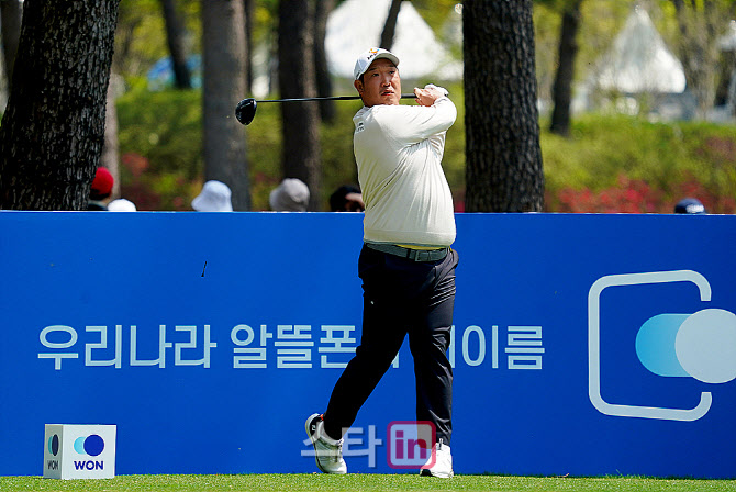 [골프in포토] 타구 바라보는 백석현                                                                                                                                                                       