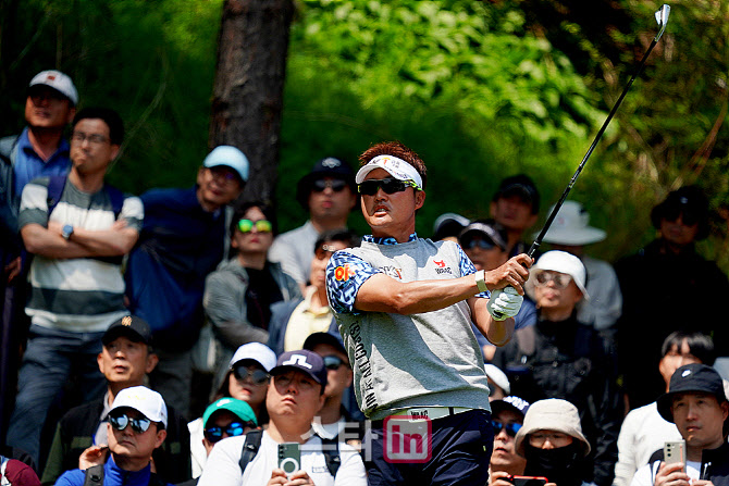 [골프in포토] 타구 바라보는 이태희                                                                                                                                                                       