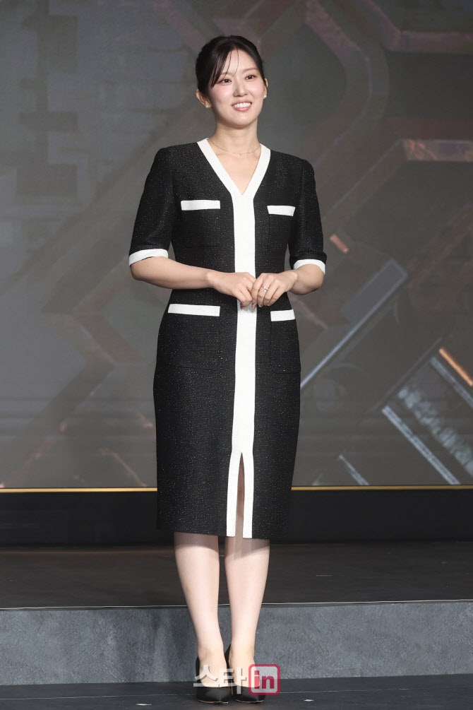 손은유, 부드러운 미소                                                                                                                                                                             