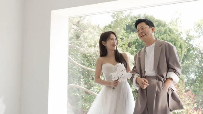 김준호♥김지민, 청첩장 깜짝 공개…"프러포즈 방송 욕 먹었지만"