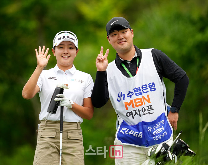 [골프in포토]조혜림-장성민,출발전 콤비 밝은 인사                                                                                                                                                         