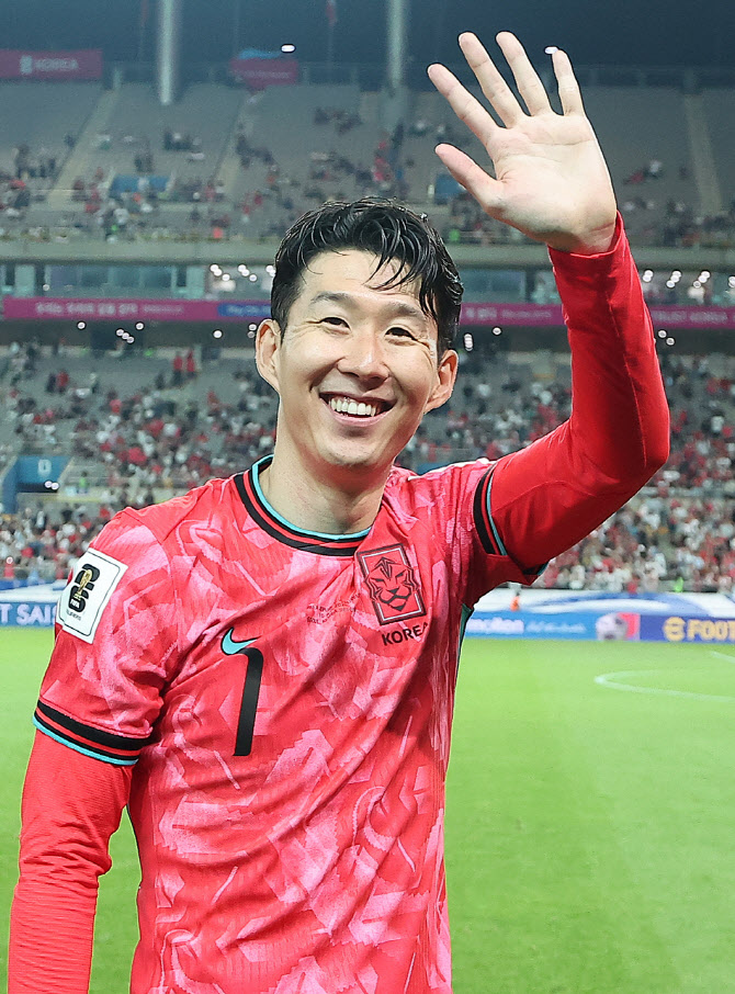 손흥민, 팬들에게 손인사                                                                                                                                                                                 