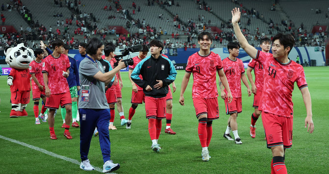 팬들에게 인사하는 대한민국 축구 국가대표팀                                                                                                                                                              