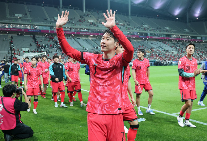 팬들 향해 손 흔드는 손흥민                                                                                                                                                                              