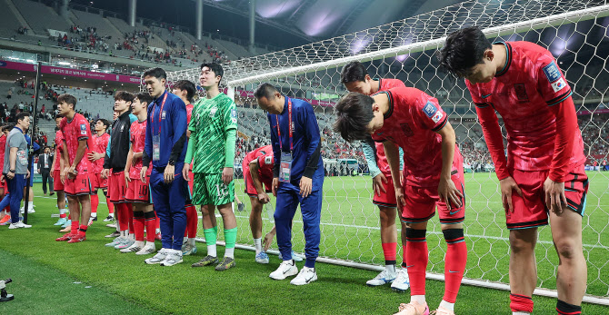 팬들에게 인사하는 대한민국 축구 국가대표팀                                                                                                                                                              