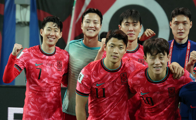 기념촬영하는 대한민국 축국 국가대표 선수들                                                                                                                                                              