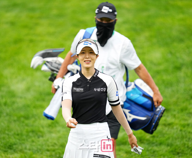 [골프in포토]유효주,반가운 미소 홀아웃                                                                                                                                                                   