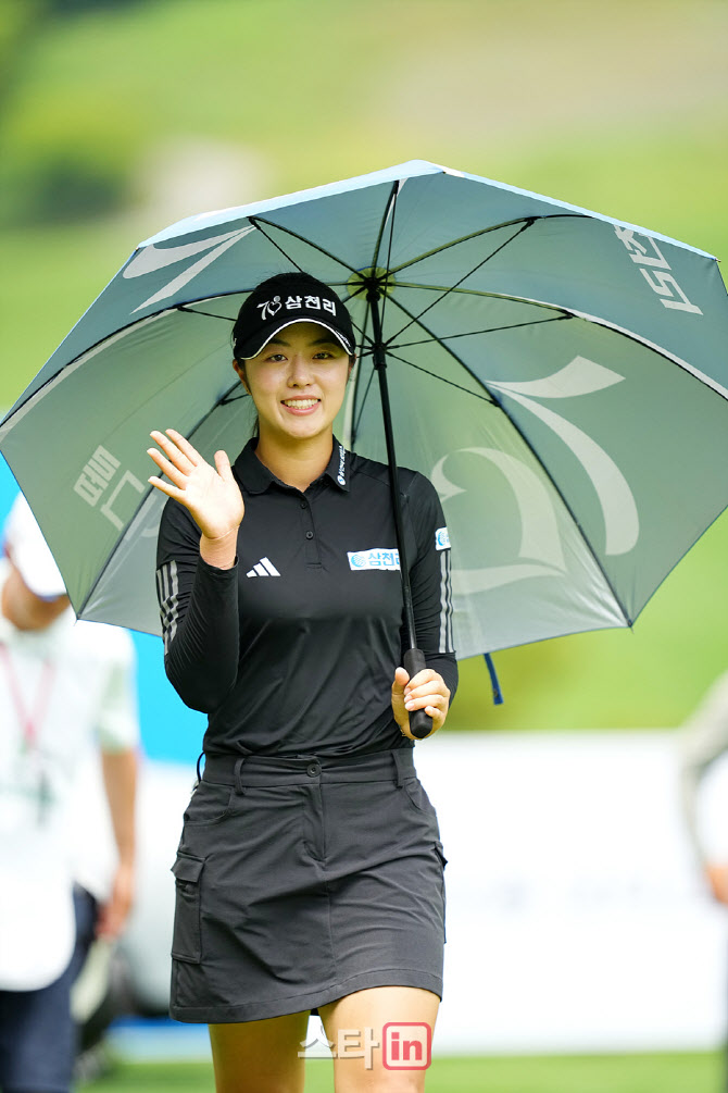 [골프in포토]서교림,버디향한 밝은 손인사                                                                                                                                                                 