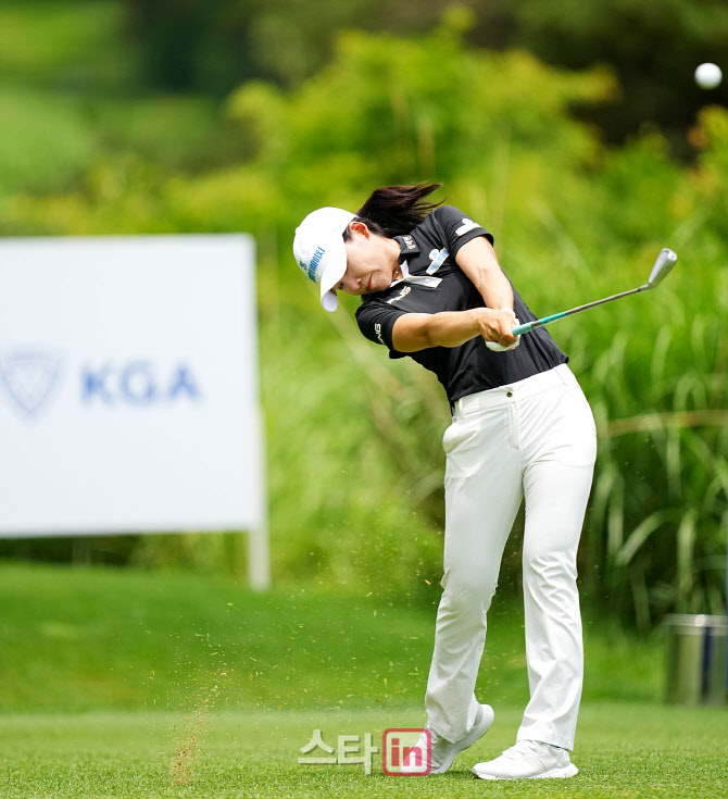 [골프in포토]오경은,핀을 향한 폭발적인 임팩트                                                                                                                                                            