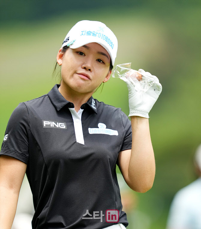 [골프in포토]오경은,지금은 간식 타임                                                                                                                                                                     