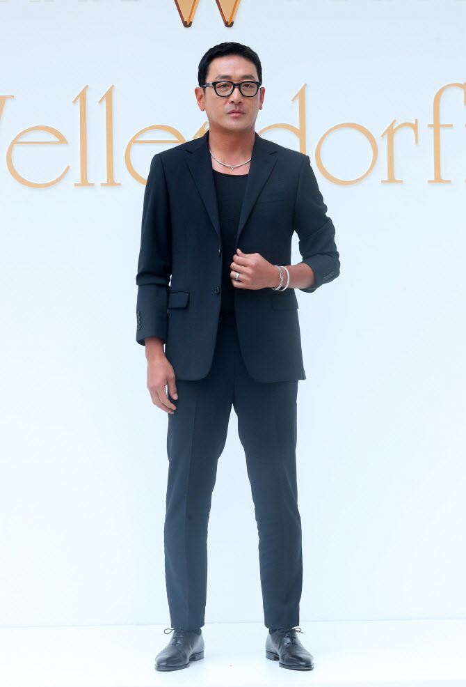  포즈 취하는 하정우                                                                                                                                                                               