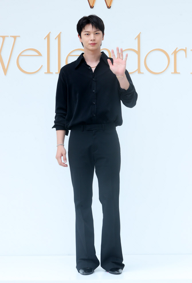  포즈 취하는 육성재                                                                                                                                                                               