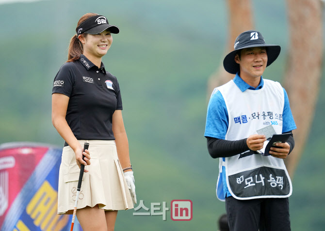 [골프in포토]조혜지,콤비 캐디와 즐거운 대화                                                                                                                                                              