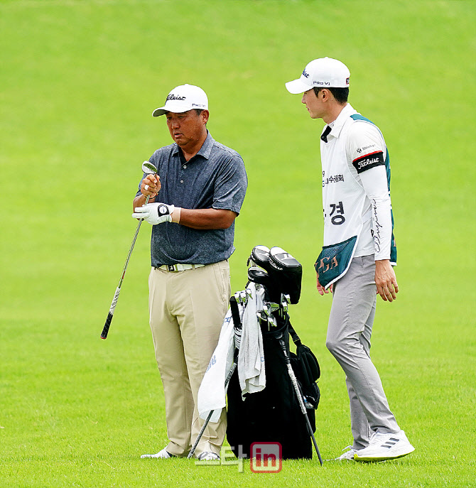 [골프in포토] 모중경, 신중한 웨지 선택                                                                                                                                                                   